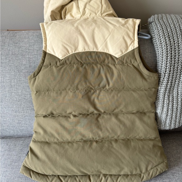 Patagonia Bivy Hooded Vest Olive Green / Cream (Sage / Khaki) - Picture 4 of 13